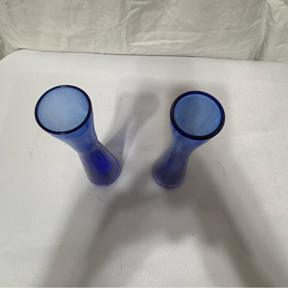 Elegant cobalt blue glass hourglass-shaped bud vases - Picture 3 of 6